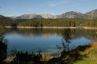 Der Eibsee vor den Bergen