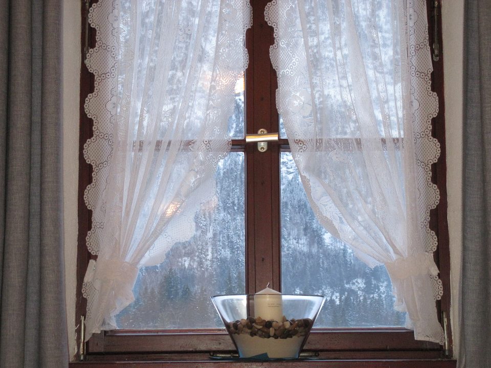 Fenster mit Blick auf verschneite Berge