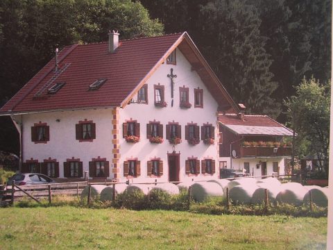Das Bauernhaus der Familie Madersbacher mit Lüftlmalerei