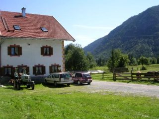Hausansicht im Sommer mit Bergkulisse