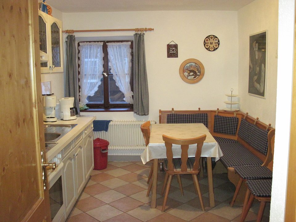 Küche mit Essecke am Fenster
