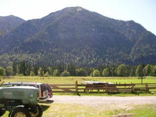 Weg durchs Tal mit Bergen im Hintergrund