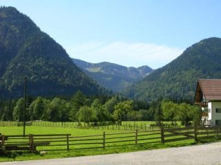 Tal mit Weidezaun und Bergen
