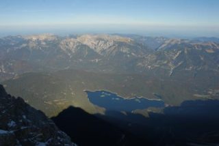 Ausblick von der Zugspitze ins Tal